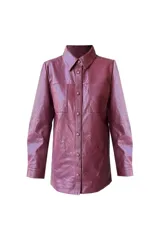 Camisa de cuero color borgoña, de corte recto, con cuello clásico, cierre frontal con botones, dos bolsillos con solapa en el pecho y bordado al tono en uno de ellos.