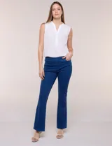 Jegging bootcut de denim azul de la marca Zac & Rachel, con pretina elastizada, bolsillos delanteros y traseros.