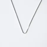Cadena de plata 925 con eslabones tipo veneciana, de diseño clásico y minimalista.