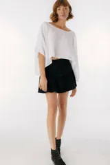 Blusa blanca de lino, con escote bote y corte amplio y holgado.