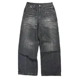 Pantalón de jean estilo baggy fit, color negro con efecto lavado y detalles de roturas horizontales en la parte frontal. Presenta un corte holgado y tiro bajo.