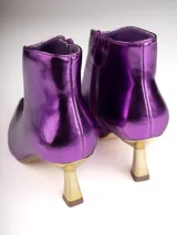 Botines plateados de cuero sintético con punta fina y tacón de aguja.