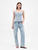Jean de corte holgado y tiro bajo, confeccionado en denim de color azul claro con efecto lavado. Presenta un diseño clásico de cinco bolsillos, cierre de cremallera y botón metálico.