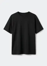 Remera negra de algodón pima con textura en trama piqué, cuello redondo y mangas cortas.