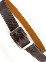 Cinto de cuero genuino color chocolate con textura tipo reptil, costuras a la vista y hebilla rectangular de metal en tono bronce envejecido.
