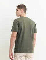 Remera verde militar de manga corta y cuello redondo.