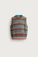 Chaleco de punto tejido en hilatura de algodón con diseño patchwork de patrones jacquard multicolores, cuello redondo y terminaciones en rib.
