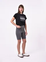 Short tipo biker de tiro alto, ajustado al cuerpo, en color naranja vibrante.