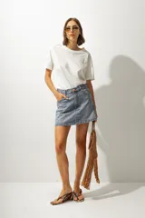 Minifalda de jean celeste con bolsillos delanteros y traseros.