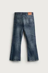 Jeans flare fit de denim negro, tiro medio, ajustados arriba y con botamanga acampanada. Cuentan con cinco bolsillos, lavado efecto gastado y bajo con acabado irregular. Cierre frontal con cremallera y botón.