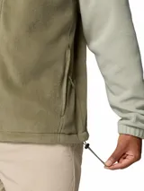 Campera polar Columbia modelo Steens Mountain con cierre frontal completo, cuello alto y bolsillos laterales con cierre. Presenta un diseño de bloques de color en tonos verde claro y verde oliva, con el logo de la marca bordado en el pecho.
