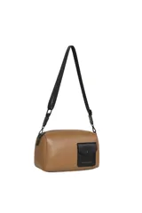 Cartera bandolera de cuero sintético color beige, con bolsillo frontal negro con solapa y cierre de botón a presión, marca Oreiro Love. Incluye correa ajustable y desmontable en color negro.