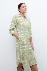 Vestido camisero midi color pistacho con estampado abstracto en blanco, de corte recto y manga 3/4.