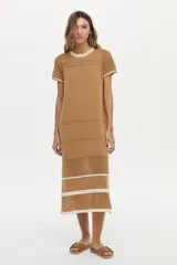 Vestido midi de tejido de punto color camel, con escote redondo, mangas cortas, tajos laterales y detalles de tramas caladas y rayas blancas en el cuello, mangas y ruedo.