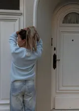 Sweater celeste de punto con cuello redondo y mangas largas.