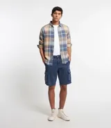 Bermuda cargo de algodón color blanco, con bolsillos laterales y traseros, cierre con botón y cremallera.