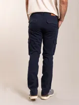 Pantalon cargo de corte recto en color azul marino, con bolsillos laterales tipo cargo y cierre frontal con boton.