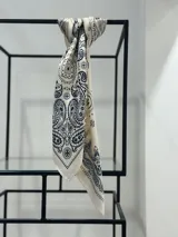 Pañuelo cuadrado tipo bandana de tela tipo seda color manteca con estampado de cachemir en azul marino.