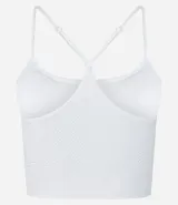 Top deportivo blanco texturizado, con breteles finos ajustables y copas removibles.
