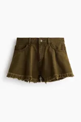 Short de tiro alto en denim de algodón color verde militar, con diseño de cinco bolsillos, corte holgado tipo evasé y bajo deshilachado con flecos.