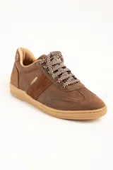 Zapatillas urbanas de cuero color marrón, con cordones estampados en tonos marrones y blancos, y suela de goma al tono. Presentan una franja lateral de gamuza y detalles con la marca en dorado.