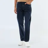 Pantalón de jean corte regular con diseño clásico de cinco bolsillos, cierre de cremallera y botón metálico.