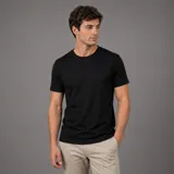 Remera de algodón blanca, de manga corta y corte regular con cuello redondo.