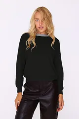 Sweater de punto color beige con cuello alto y detalle de strass en el cuello.