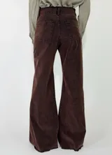 Pantalon de pana de corte recto y tiro medio, con diseño de pierna ancha y ruedo desflecado. Cuenta con cierre frontal y bolsillos laterales.