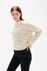 Sweater de algodón con diseño de rayas horizontales finas, cuello bote y mangas largas.