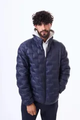 Campera puffer de nylon color azul marino, con diseño termosellado, cierre frontal y cuello alto.