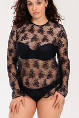 Blusa de manga larga confeccionada en encaje negro con motivo floral.