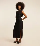 Vestido midi negro sin mangas, confeccionado en crepé con espalda descubierta y cierre trasero con cremallera. Ajuste entallado en la parte superior y falda recta con abertura lateral. Largo midi.