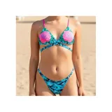 Bikini United Uy de dos piezas con estampa de camuflaje en tonos celestes y diseño de rosas grandes en las copas. El corpiño es de corte triangular con tiras cruzadas bajo el busto y breteles fucsias regulables, y la bombacha es de corte colaless con tiras laterales finas.