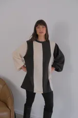 Buzo de viscosa con diseño a rayas verticales rojas y beige, mangas largas abullonadas con puños elastizados.