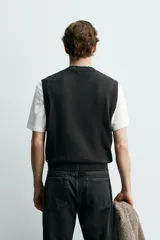 Chaleco de punto de corte regular, confeccionado en hilatura de lino. Presenta cuello en pico, diseño sin mangas y acabados en rib en cuello, sisas y bajo.