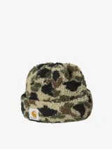 Gorro tipo beanie de Carhartt confeccionado en tejido de pelo sintético texturizado con estampado de camuflaje. Presenta un diseño con puño y etiqueta tejida con el logo de la marca en el frente.