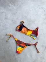 Conjunto de bikini color turquesa con tejido acanalado. El corpiño es tipo bandó con breteles finos regulables y espalda ajustable. La bombacha es vedetina con tiras ajustables a los costados.