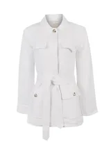 Chaqueta blanca de inspiración utilitaria, confeccionada en mezcla de lino y viscosa. Cuenta con cuello camisero, bolsillos frontales con solapa, botones en contraste y cinturón ajustable para marcar la cintura.