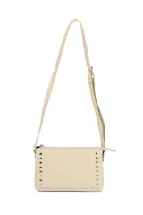 Bandolera rectangular color crema con correa larga ajustable y detalles de tachas plateadas en los bordes.