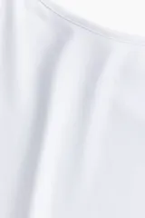 Top blanco de microfibra, corte entallado, con tirantes finos y escote redondo.