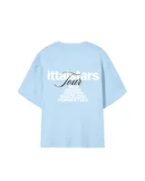 Remera celeste de corte recto con estampado en la espalda que incluye el texto "Itta Stars Tour" y una lista de ciudades: Ibiza, Madrid, Andorra, Barcelona y Formentera.