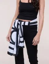 Pashmina rectangular de satén con estampado geométrico en blanco y negro, de la marca Jessica McClintock.