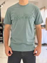 Remera verde militar de manga corta, con cuello redondo y estampado frontal con la frase "Your mood. YOUR WAY. southbeach EST 1963".