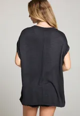 Camiseta negra de mangas cortas y corte amplio.