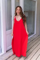 Vestido azul eléctrico de muselina con tirantes finos y escote en V. Corte suelto y largo midi.