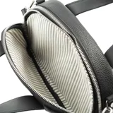 Cartera tipo baúl negra de cuero graneado con doble asa corta y correa larga regulable y desmontable. Tiene cierre superior, dos compartimentos internos y un bolsillo interno con cierre. Los herrajes son plateados y el interior es de tela de algodón y poliéster.