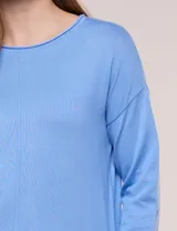 Buzo tejido en hilado fino marca Ninety, color rosado, de manga larga con terminación en punto rib, escote redondo, costura central con pespunte en delantera y espalda, ruedo ancho y tajos laterales.