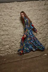 Falda larga de tul con estampado paisley multicolor, volados verticales y cintura elástica.