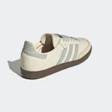 Championes Adidas Samba OG color crema con detalles en gris y suela marrón.